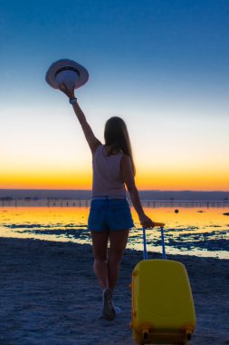 Sarı bir bavulla seyahat, sanatoryumda çamur tedavisi, parlak bir ateş şafağı.