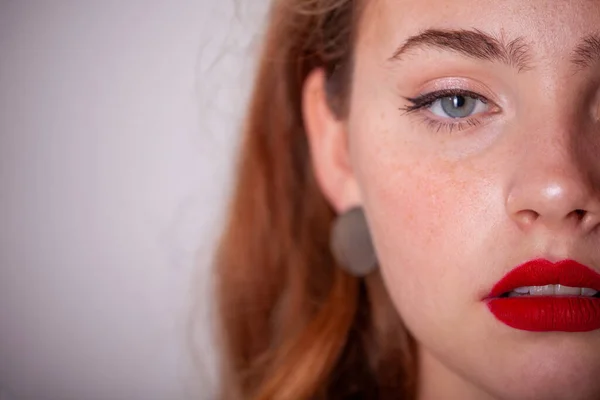 Sonrisa Feliz Con Los Labios Rojos Linda Joven Sonriendo Con —  Fotos de Stock