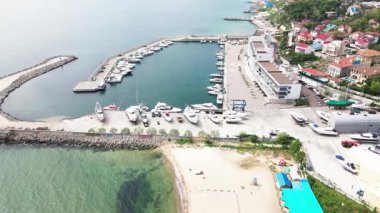 Odessa limanı üzerinde insansız hava aracı uçuşu, demirli tekneleri olan rahat yat kulübü, romantik rıhtım, manzaralı marina ve yukarıdan gelen sakin sular..