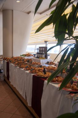 Otel kahvaltı büfesi kruvasan hamur işleri ve fırın seçimi iş konferansı ve konukseverlik hizmeti için hazırlandı.