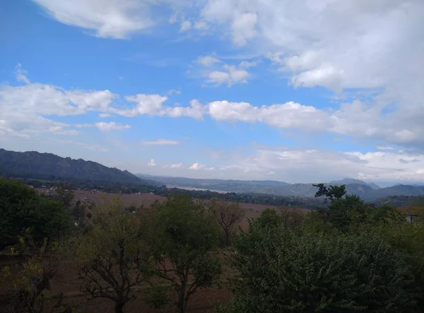 Vue Large Ciel Des Nuages Des Montagnes — Photo