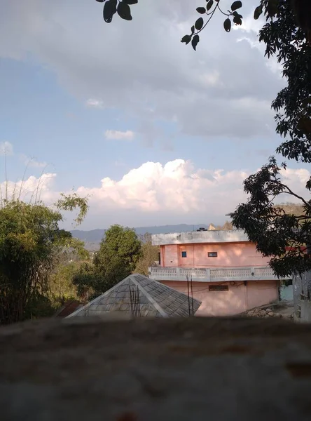 Casa Árboles Montañas Nubes Cielo Claro Vista Natural — Foto de Stock