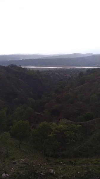 Natuur Schoot Groene Bomen Rotsachtige Bergen Rivier Kleine Bergen — Stockfoto