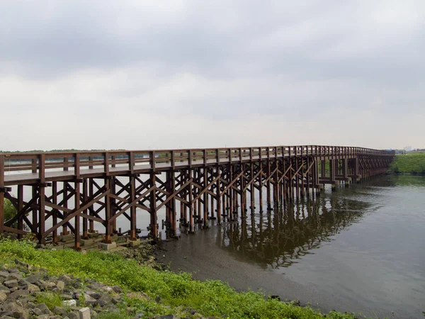 Puente Madera Que Cruza Río — Foto de Stock