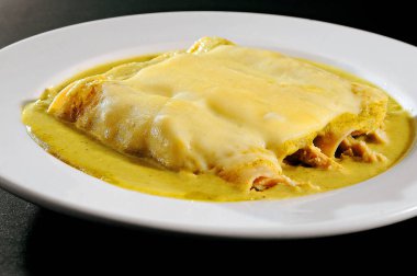 Comida Mexicana, tacos de pollo baados de salsa verde y queso gratinado