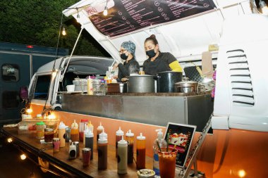 Mujeres mexicanas vendiendo comida en un Camion de comida