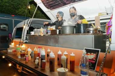 Mujeres mexicanas vendiendo comida en un Camion de comida