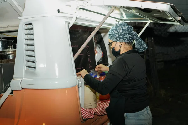 Mujer Mexicana Vendiendo Comida Camion Comida — Foto Stock