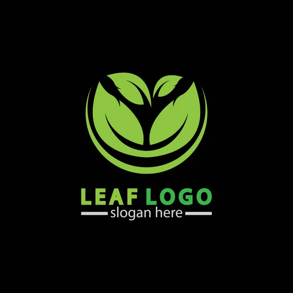 抽象緑の葉のロゴアイコンベクトルのデザインは黒の背景に隔離された 自然と生態ベクトルのロゴ — ストックベクタ