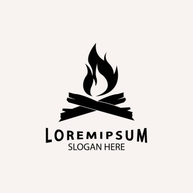 Eskimiş Hipster kamp ateşi logosu koyu arkaplanda vektör çizimi. Çapraz odun ve ateş kütükleri. Klasik rozet.
