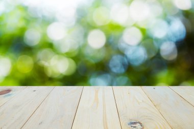 Ahşap masa üstü bokeh yeşil zemin üzerine