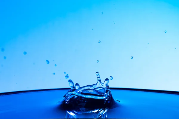表面に落ちる水の滴. — ストック写真