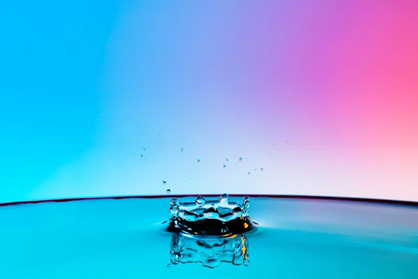 Gotas de água a cair despedaçadas . — Fotografia de Stock