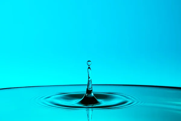 Gotas de água caindo na superfície . — Fotografia de Stock