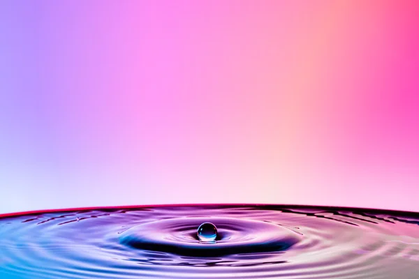 Gouttes d'eau sur un fond coloré . — Photo