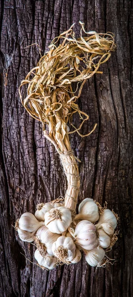 Garlic on old wood — Stock Photo, Image