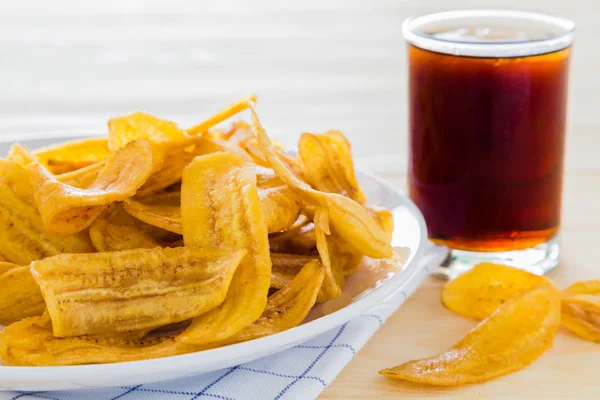 Desszert, banán chips és italok. — Stock Fotó
