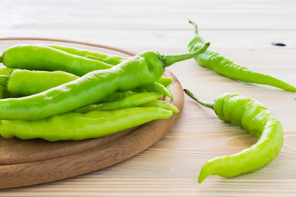 Green peppers placed on the chopping block — Stock Photo, Image
