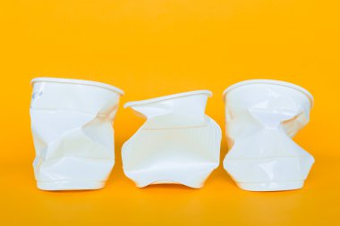 Plastik bardak çöpe