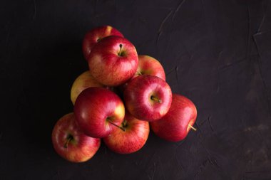 Siyah arkaplanda kırmızı elmalar