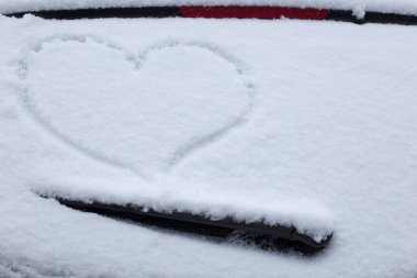 Kalp karda boyanmış.