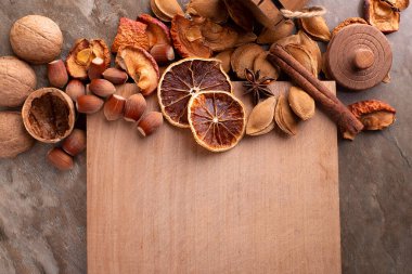 Ceviz, fındık ve tarçın dikey tahtaya yapışıyor. Metin için bir yer var.