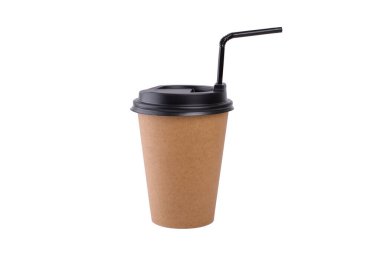 Kahverengi kağıt bardak koyu kapaklı ve samanlı, beyaz arka planda izole.