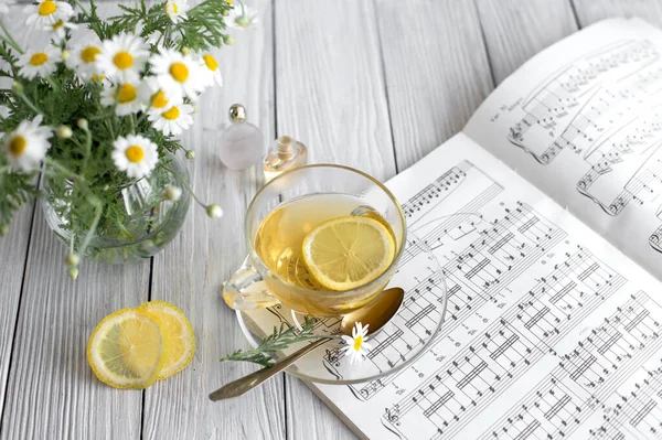 Tasse Thé Citron Fleurs Sur Table Bois Livre Musique Côté — Photo