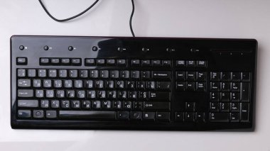 Beyaz arka planda bir bilgisayar klavyesi. Yukarıdan görüntüle.