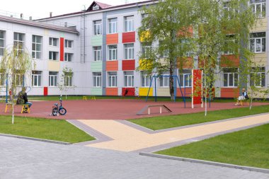 Okul bahçesinde oyun parkı