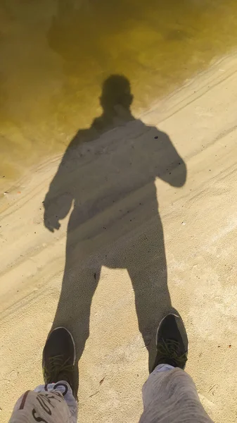 Sombra Homem Margem Rio Parte Das Pernas Sapatos Esportivos Visível — Fotografia de Stock