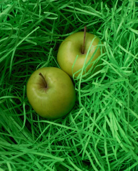 Açık Yeşil Elma Gevşek Bir Taklit Saman Tabakasında Yatıyor — Stok fotoğraf