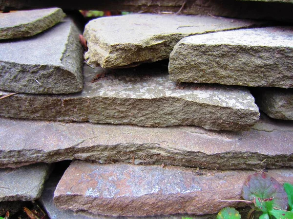 Επίπεδες Θρυμματισμένες Πέτρες Διαφορετικών Ανοιχτών Αποχρώσεων Τοποθετούνται Προσεκτικά Στον Τοίχο — Φωτογραφία Αρχείου