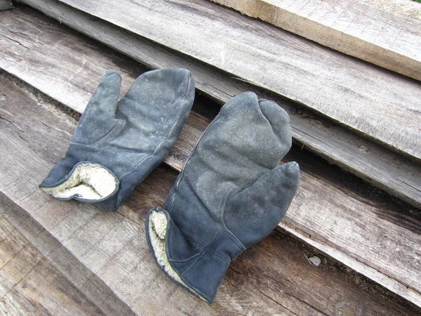 Rękawiczki Skóry Wyprawionej Rękawice Starych Deskach — Zdjęcie stockowe