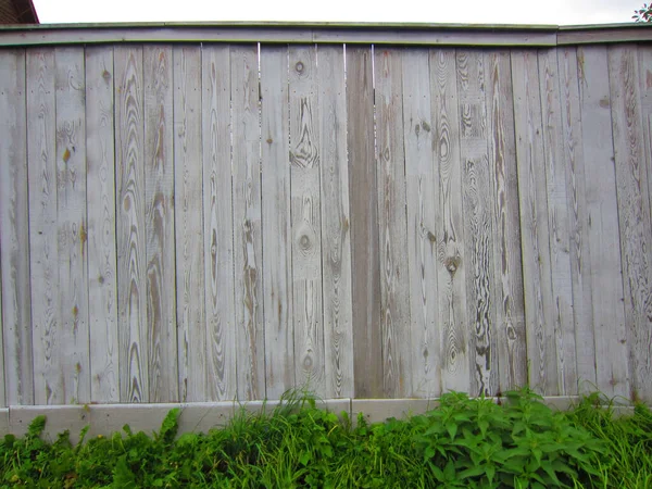 高坚实的栅栏 由未漆过的木板制成 质地美观 — 图库照片