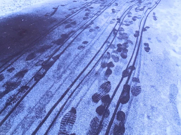 Fußabdrücke Schuhsohlen Und Fahrradreifenspuren Auf Einer Dünnen Schneeschicht Die Kürzlich — Stockfoto