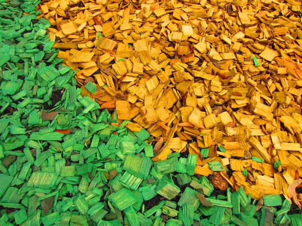 Желтая Зеленая Древесная Щепа Является Мульчирующим Слоем Городских Клумбах — стоковое фото