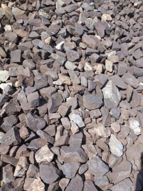 Demiryolu setinde koyu bir moloz tabakası..