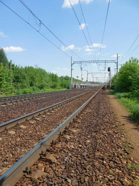 Spoorweg Dijk Het Platteland Rails Grind Vullen Hoogspanningslijn Bosgordel Een — Stockfoto