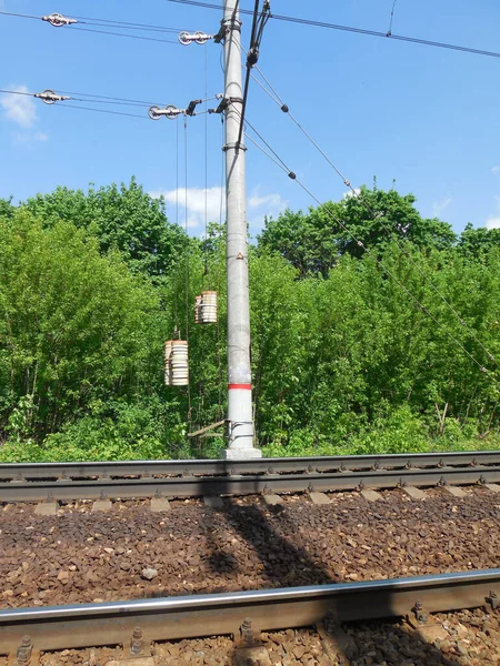 Tegengewichten Van Betonnen Ronde Blokken Elektrische Palen Langs Spoorbanen — Stockfoto