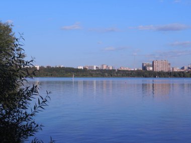 Güneşli bir yaz gününde gün batımında büyük bir gölet. Stroginskaya Moskova 'da sel ovası (Stroginsky zaton).