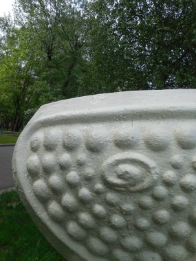 Dokulu yüzey (bahçe bitkileri için beton vazo), boyayla boyanmış..