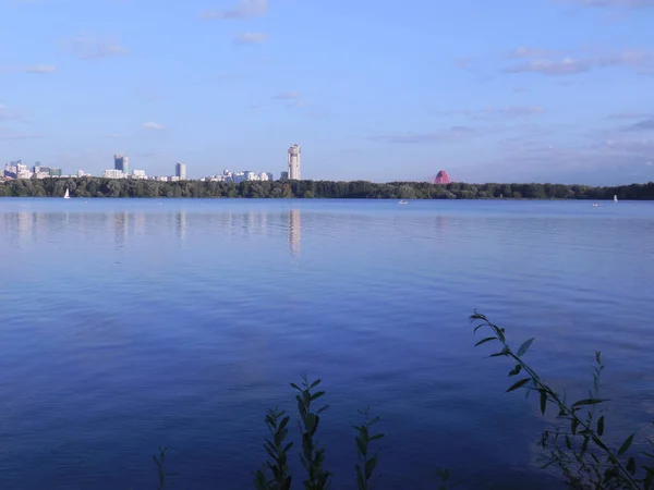 一个阳光明媚的夏日日落时的大池塘 莫斯科的Stroginskaya洪泛区 Stroginsky Zaton — 图库照片