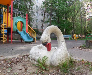 Orijinal formdaki çiçekçi kız, oyun alanında beyaz bir kuğu şeklinde..