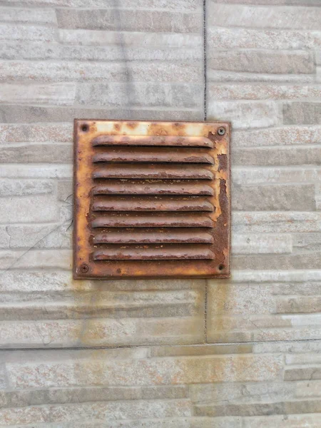 Old Rusty Metal Grate Artificial Stone Wall Covered Rust Salt — Stock Photo, Image