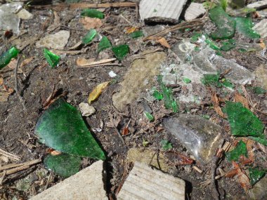 Cam kırıkları ve yerdeki diğer döküntüler..