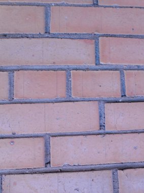 Yetersiz yapılmış tuğla işi. Duvarcılık elementleri arasındaki çimentoyla doldurulmamış eklemler - düşük kaliteli iş.