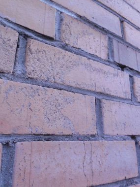 Yetersiz yapılmış tuğla işi. Duvarcılık elementleri arasındaki çimentoyla doldurulmamış eklemler - düşük kaliteli iş.