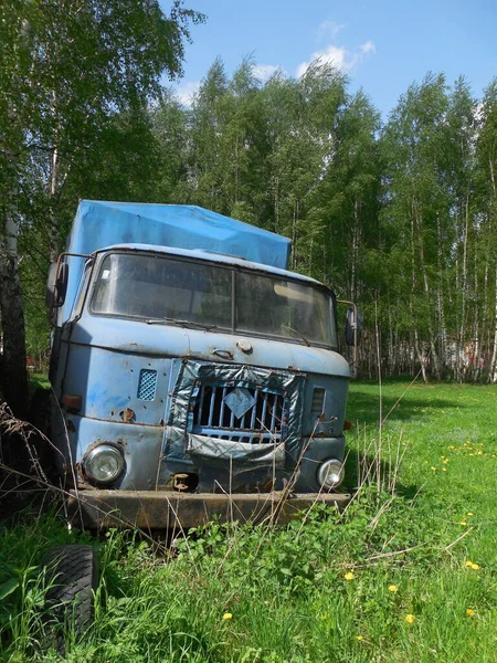 Região Moscou Rússia Maio 2021 Velho Caminhão Azul Abandonado Com — Fotografia de Stock