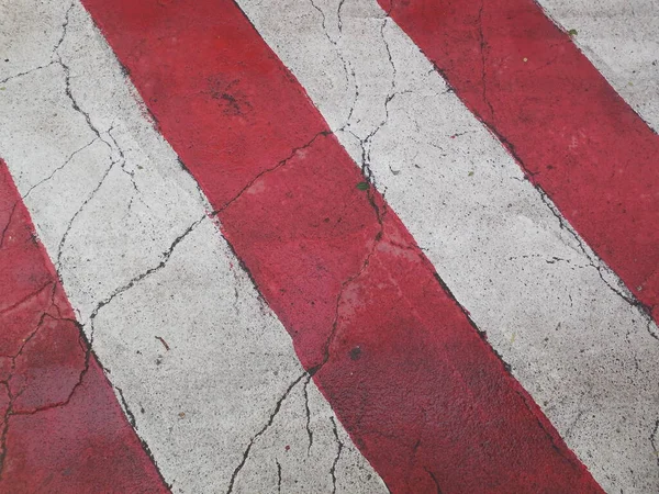 古いウェット亀裂アスファルト上の広い赤と白の明るいストライプ 特別車両 救急車 消防車 警察等 の停車標識 — ストック写真